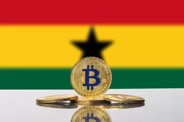 Bitcoin in gold steht unter dem schwarzen Stern der Flagge von Ghana