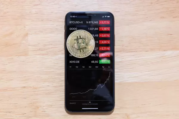 Bitcoin-Kursanstieg 2017 dargestellt auf der Aktien-App des Apple iPhone X