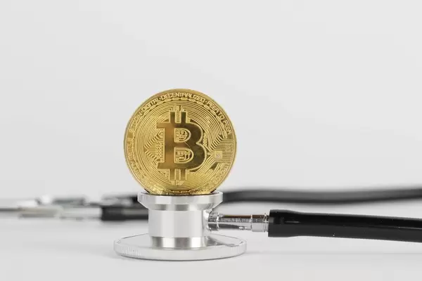 Bitcoin lebt noch. Bitcoin Münze auf einem Stethoskop