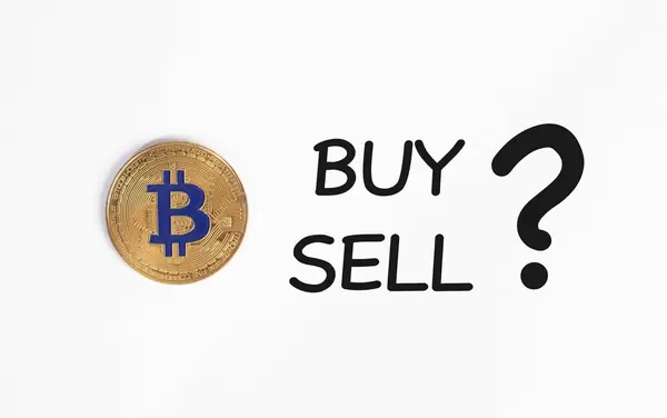 Bitcoin mit dem Text BUY OR SELL? Welche Entscheidung ist die richtige für Kryptowährung