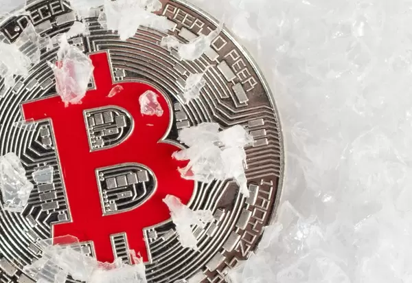 Bitcoin Münze liegt in Schnee