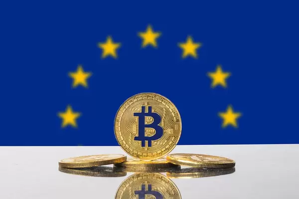 Bitcoin-Münze umrahmt von den Sternen der Flagge der Europäischen Union (EU) im Hintergrund