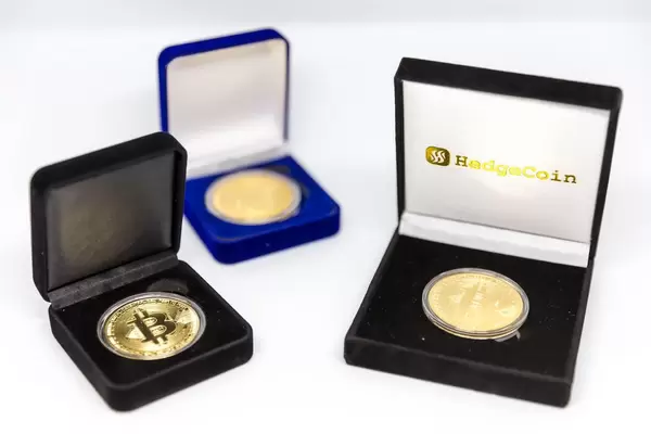 Bitcoin-Münzen in edlen Sammlerboxen