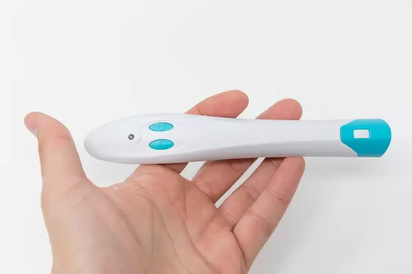Bite Away elektronischer Stichheiler in der Hand. Dermatologisch getestet und chemiefrei