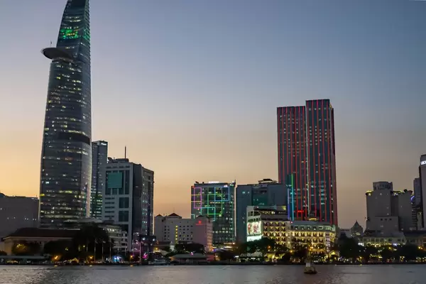 Bitexco Financial Tower und District 1 in Saigon (Ho Chi Minh City) zum Ende der goldenen Stunde