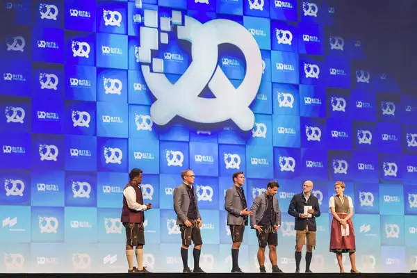 Bits & Pretzels 2019 Gastgeber Britta Weddeling und Dominik Wichmann, die drei Konferenzgründer und Dan Ram auf einer Bühne