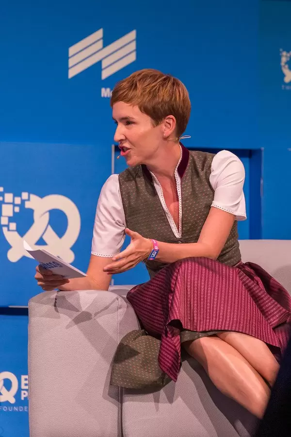 Bits & Pretzels Editor-in-Chief Britta Weddeling im Dirndl auf der Gründermesse-Hauptbühne