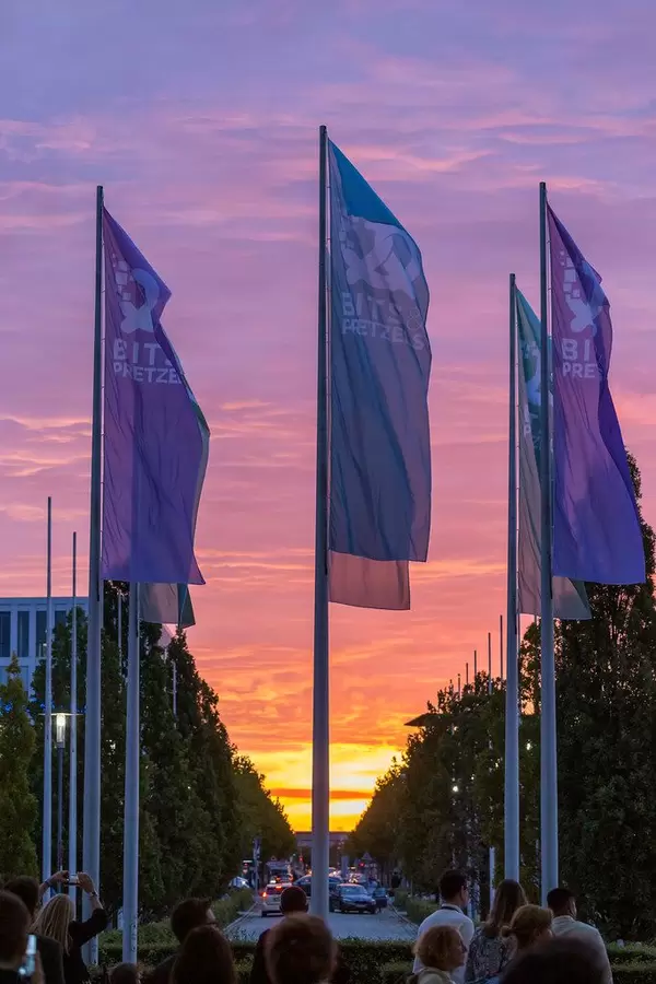 Bits & Pretzels Fahnen im Wind mit der untergehenden Sonne