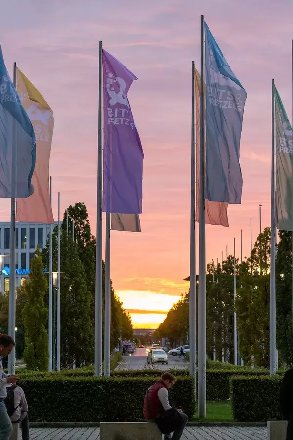 Bits & Pretzels Fahnen im Wind