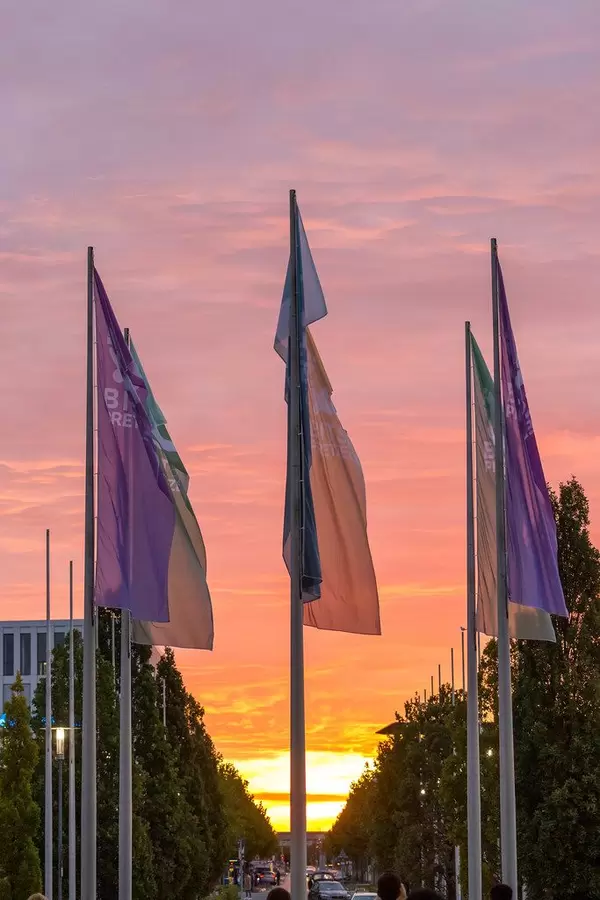 Bits & Pretzels Fahnen vor bezauberndem Abendhimmerl in Fluchtpunktperspektive