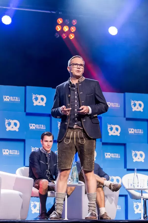 Bits & Pretzels Founder Dr. Bernd Storm van's Gravesande auf der Bühne