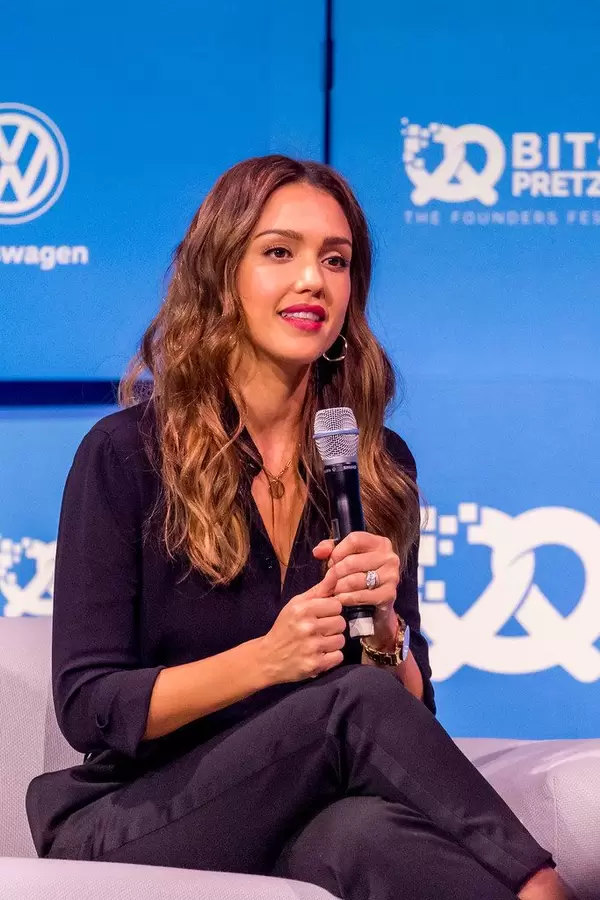 Bits & Pretzels: Jessica Alba wird auf der Bühne interviewt