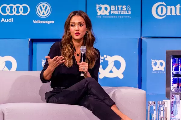 Bits&Pretzel Highlight Jessica Alba ermuntert die Besucher mit ihrem Auftritt auf der Bits&Pretzels