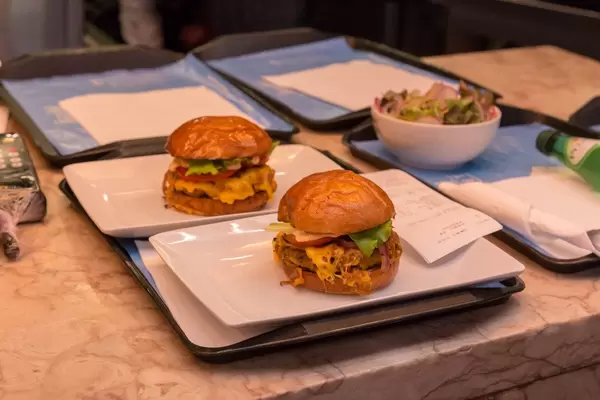 Black Angus Beef Hamburger von Ground Burger im Timout Market in Lissabon