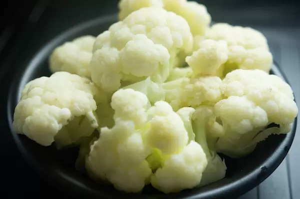 Black bowl full of cauliflower in close-up (Flip 2019)