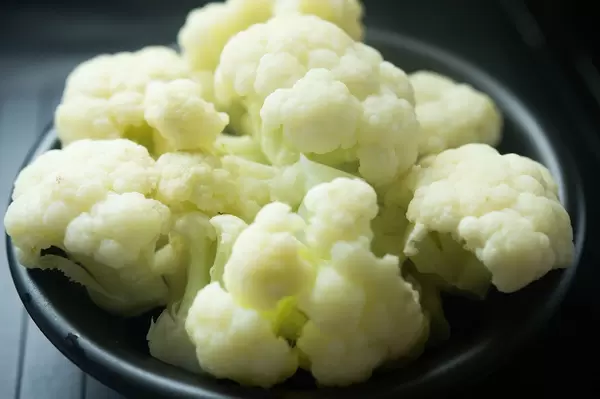 Black bowl full of cauliflower