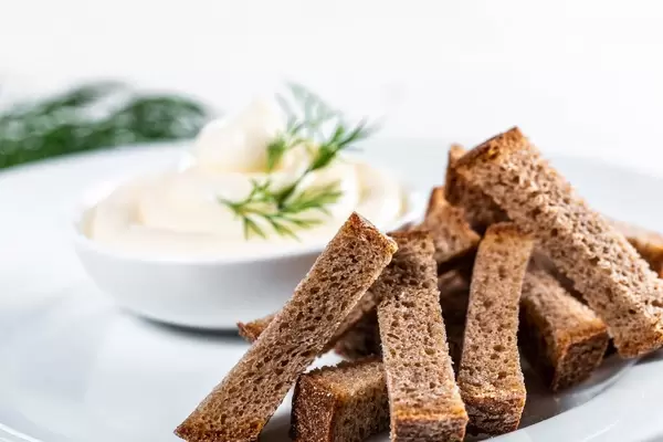 Black bread crackers with white sauce and dill (Flip 2019)