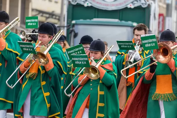 Blasorchester der Domstädter Köln beim Rosenmontagszug - Kölner Karneval 2018