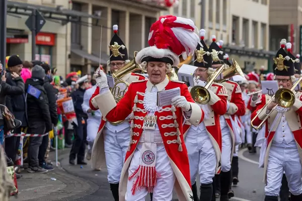 Blasorchester der Roten Funken beim Rosenmontagszug - Kölner Karneval 2018