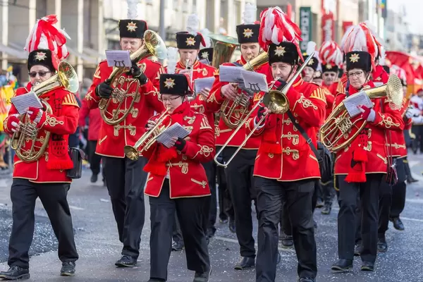 Blasorchester des Kölner Husaren-Korps von 1972 beim Rosenmontagszug - Kölner Karneval 2018