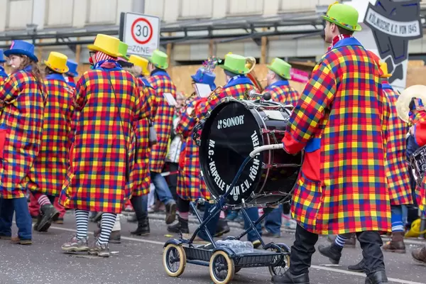 Blasorchester M.C. Kapelle Köln beim Rosenmontagszug - Kölner Karneval 2018