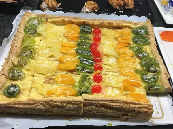 Blätterteig mit Kiwi, Kirsche, Ananas und Aprikose zum Nachtisch