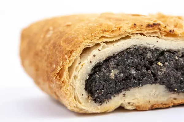 Blätterteig-Strudel mit Mohnsamen gefüllt