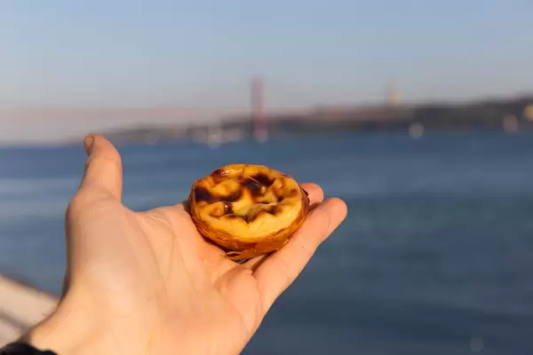 Blätterteigtörtchen mit Pudding Pastel de Nata in meiner Hand - Lissabon, Portugal