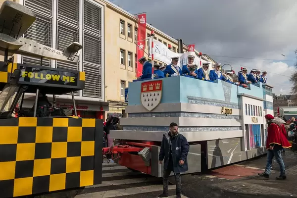 Blau gekleidete Piloten auf dem Airport Köln Wagen - Kölner Karneval 2018