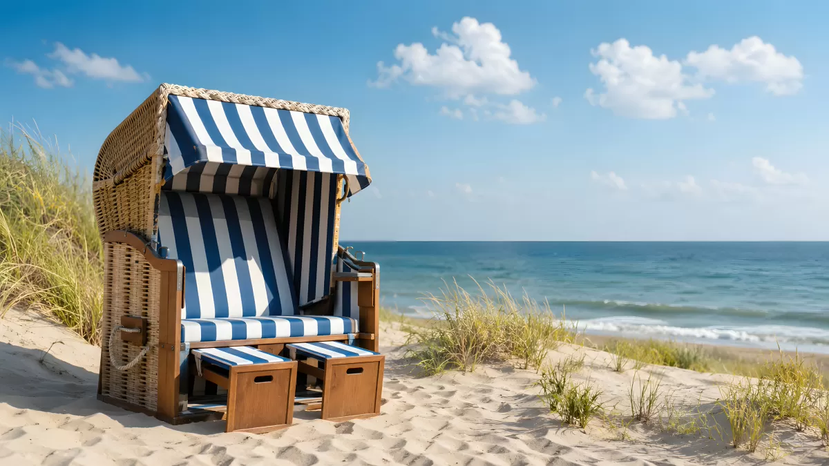 Blau-weißer Strandkorb an der Nordseeküste