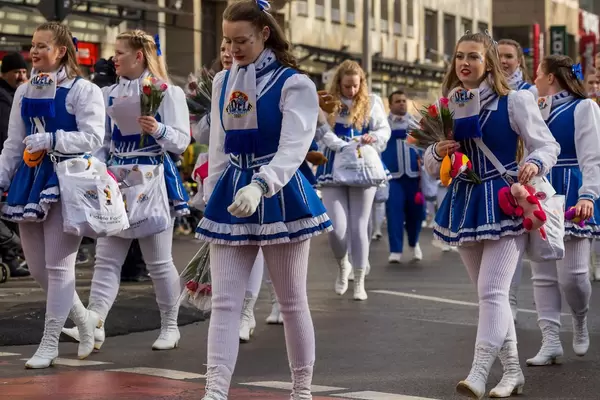 Blau-weiß gekleidete Mädchen der KKG Fidele Fordler von 2001 beim Rosenmontagszug - Kölner Karneval 2018