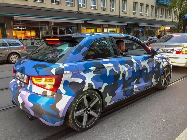 Blau Weiß Schwarzen Audi A1 in Urban-Tarnmuster