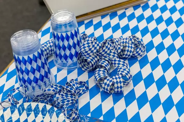 Blau-weiße Schleifen, Plastikbecher und Plastikteller - IAW Köln 2018