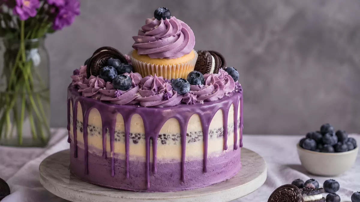 Blaubeer-Drip-Torte mit lila Frosting und Oreos