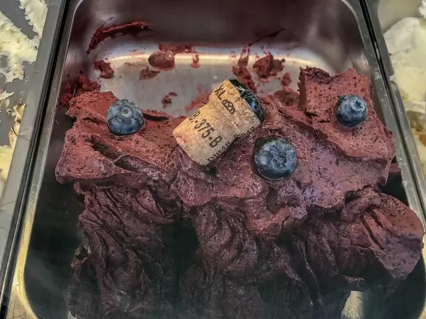 Blaubeeren-Champagner Eiscreme mit ganzen Blaubeeren und einem Weinkorken