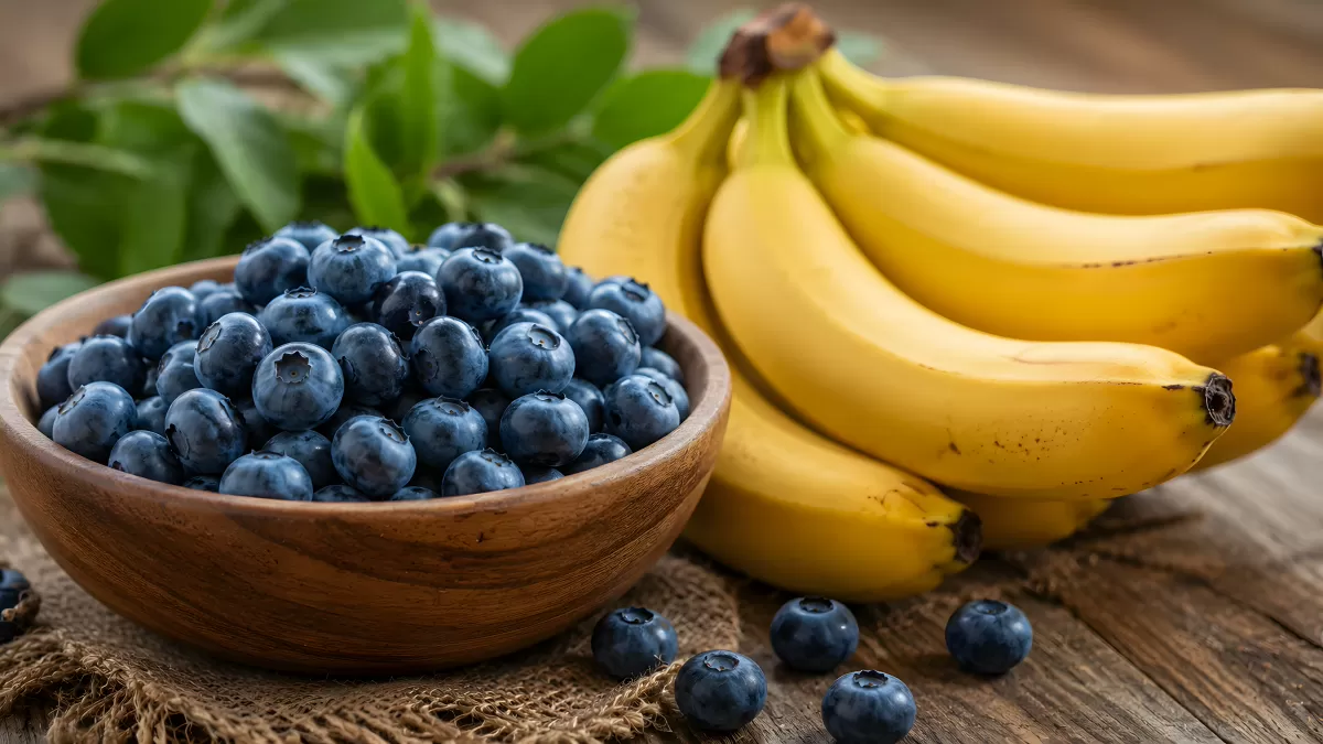 Blaubeeren in Holzschüssel neben reifen Bananen