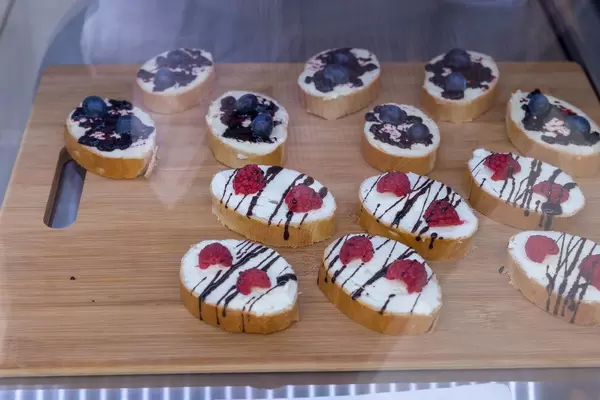Blaubeermarmeladen-Brötchen in einem Wiener Kaffeehaus