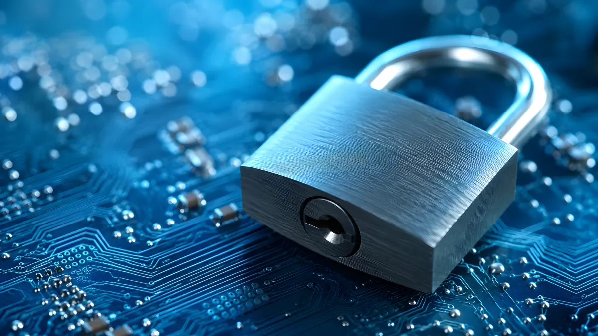 Blaue Computerplatine mit Vorhängeschloss