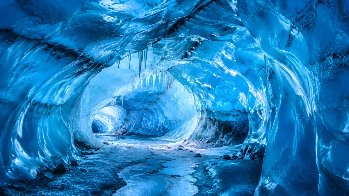 Blaue Eishöhle mit Eiszapfen und Tunnelblick