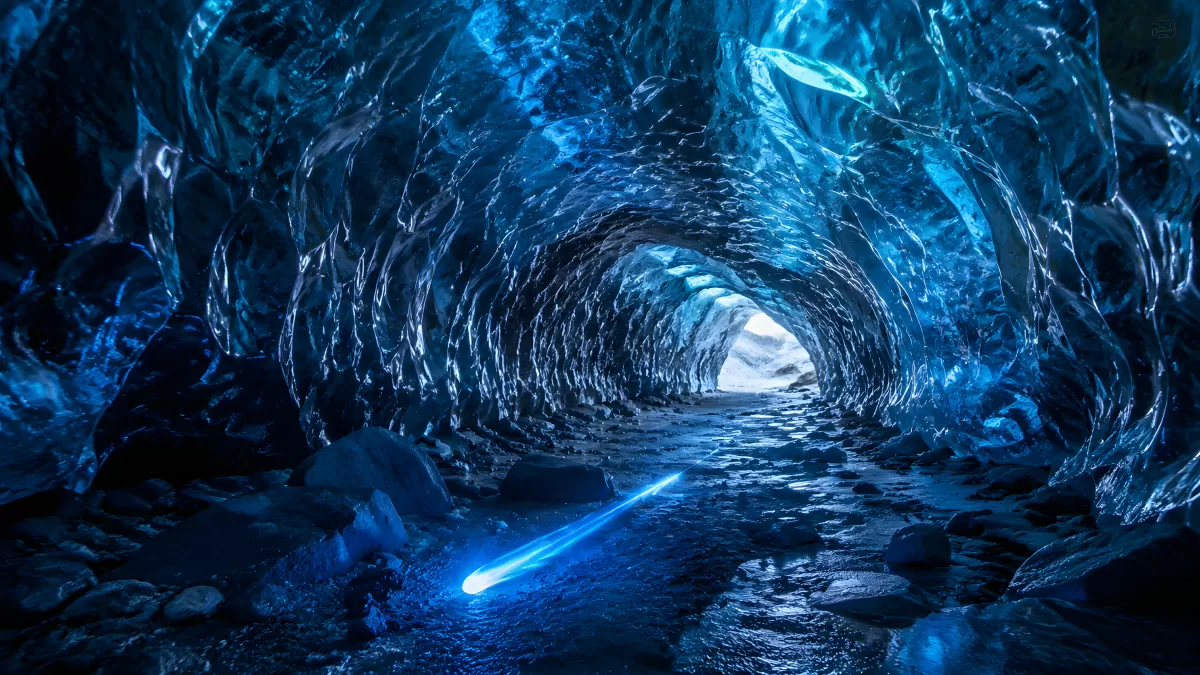 Blaue Eishöhle mit leuchtendem Tunnel aus Gletschereis