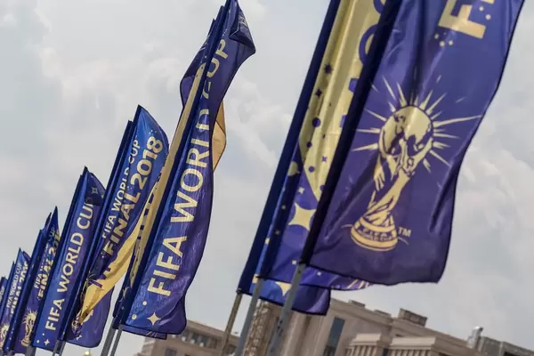 Blaue Fahnen der Fußball-Weltmeisterschaft 2018