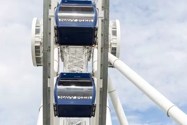 Blaue Fahrkabinen des Navy Pier Riesenrads, vor bewölktem Himmel