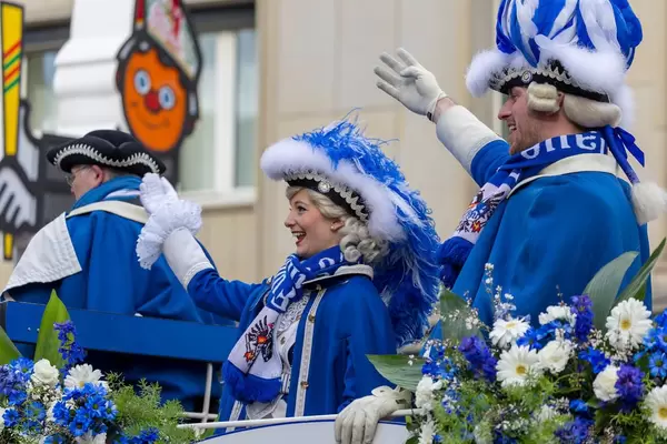 Blaue Funken begrüßen die Zuschauer - Kölner Karneval 2018