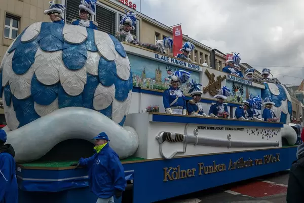 Blaue Funken Korps beim Rosenmontagszug - Kölner Karneval 2018