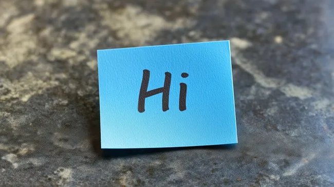 Blaue Haftnotiz mit Aufschrift 'Hi' auf strukturierter Oberfläche