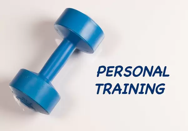 Blaue Hantel vor weißem Hintergrund, mit dem Text "Personal Training"