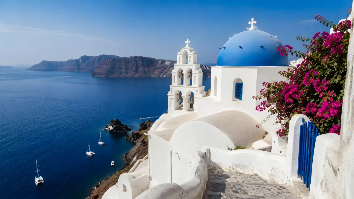 Blaue Kirchenkuppel in Santorini mit Meerblick