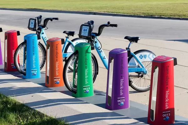 Blaue Leihräder in Chicago