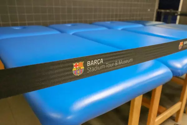 Blaue Massageliegen des Fußballvereins FC Barcelona sind Teil der Camp Nou - Barca Stadiontour und des Fußballmuseums in Spanien