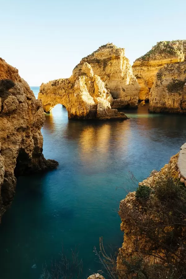 Blaue Meereslagune aus Klippen und Felsen mit Höhlen und Tunnels